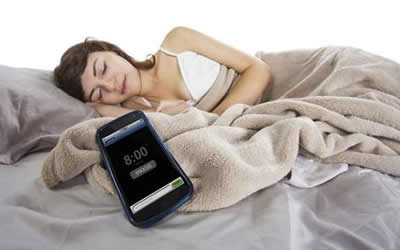 晚上睡觉手机不可以放在枕边